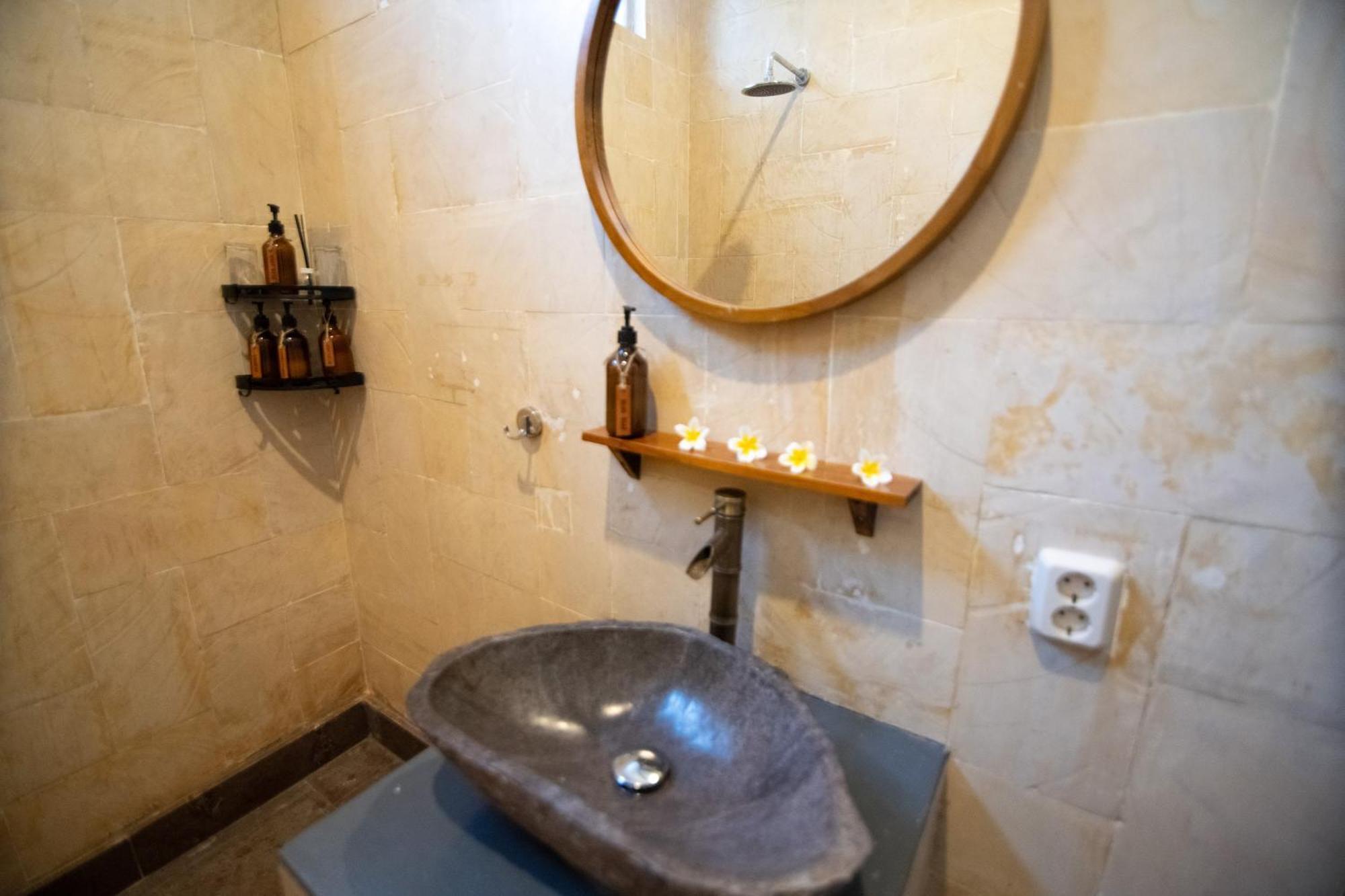 Rumah Singa - Holistic Healing Retreat Νησιά Γκίλι Εξωτερικό φωτογραφία